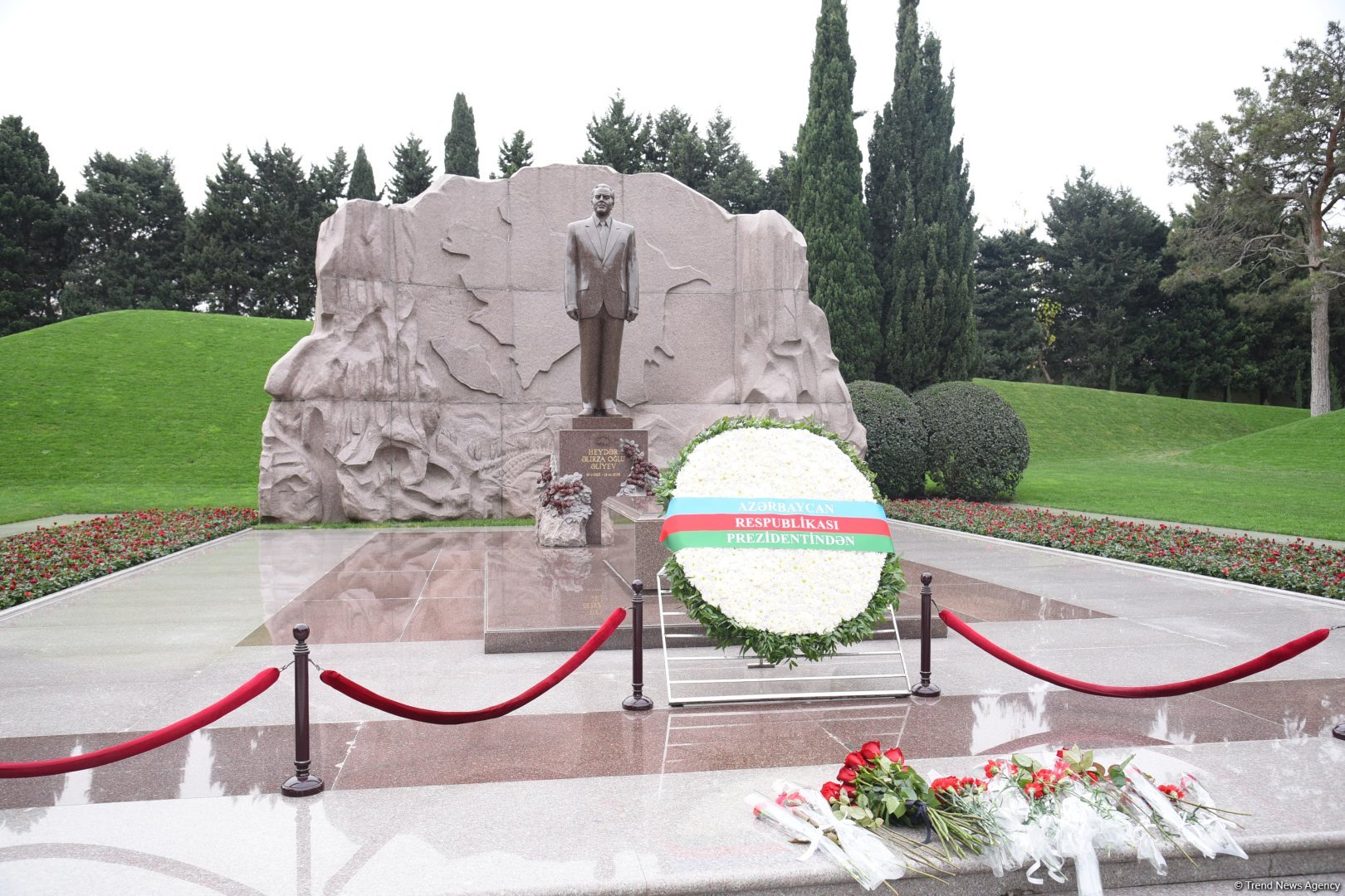“Alyans” Azərbaycan Xüsusi Xidmət Orqanları Veteranlarının İctimai Birliyinin üzvləri ulu öndər Heydər Əliyevin məzarını ziyarət ediblər (FOTO)