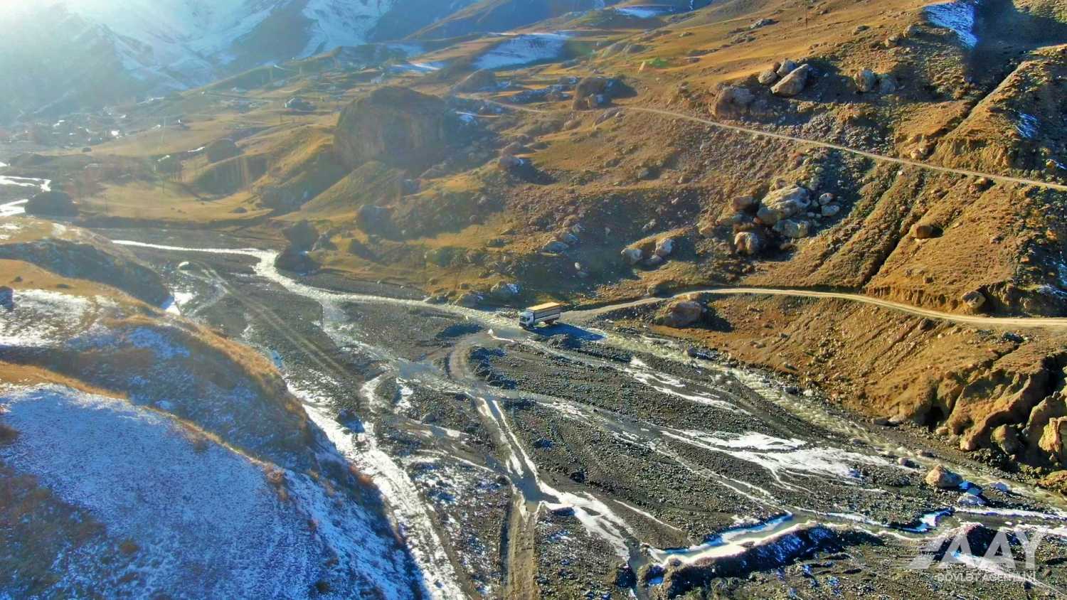 Quba-Xınalıq yolunda yeni körpünün inşası davam etdirilir (FOTO)