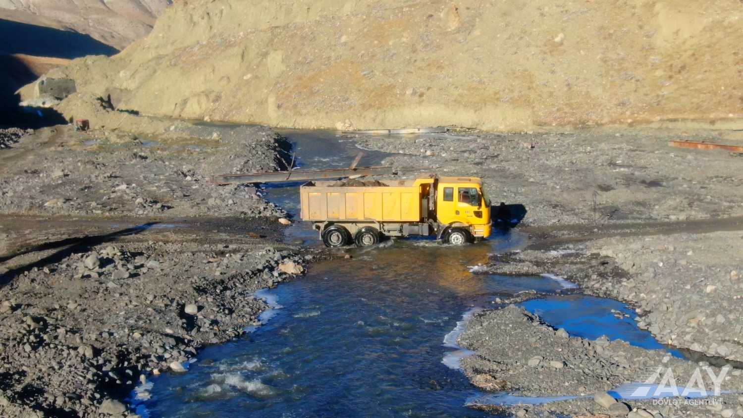 Quba-Xınalıq yolunda yeni körpünün inşası davam etdirilir (FOTO)