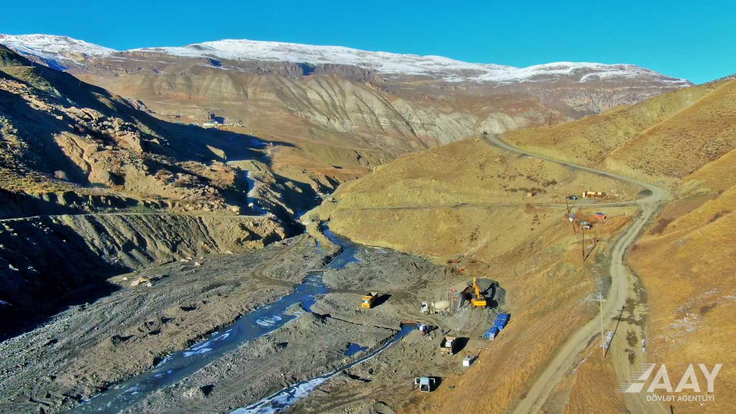 Quba-Xınalıq yolunda yeni körpünün inşası davam etdirilir (FOTO)