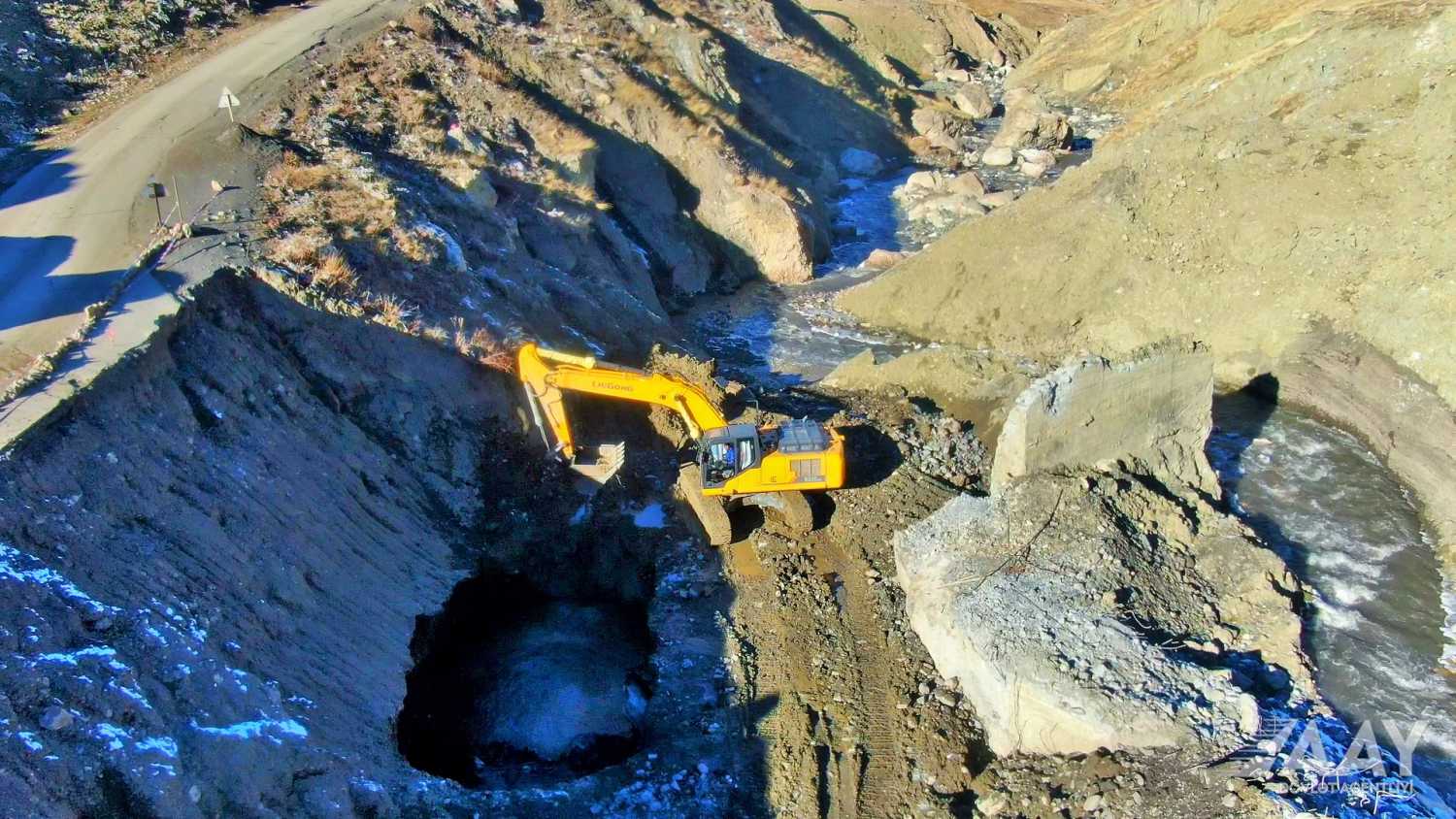 Quba-Xınalıq yolunda yeni körpünün inşası davam etdirilir (FOTO)