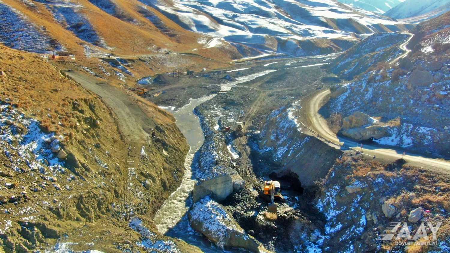 Quba-Xınalıq yolunda yeni körpünün inşası davam etdirilir (FOTO)