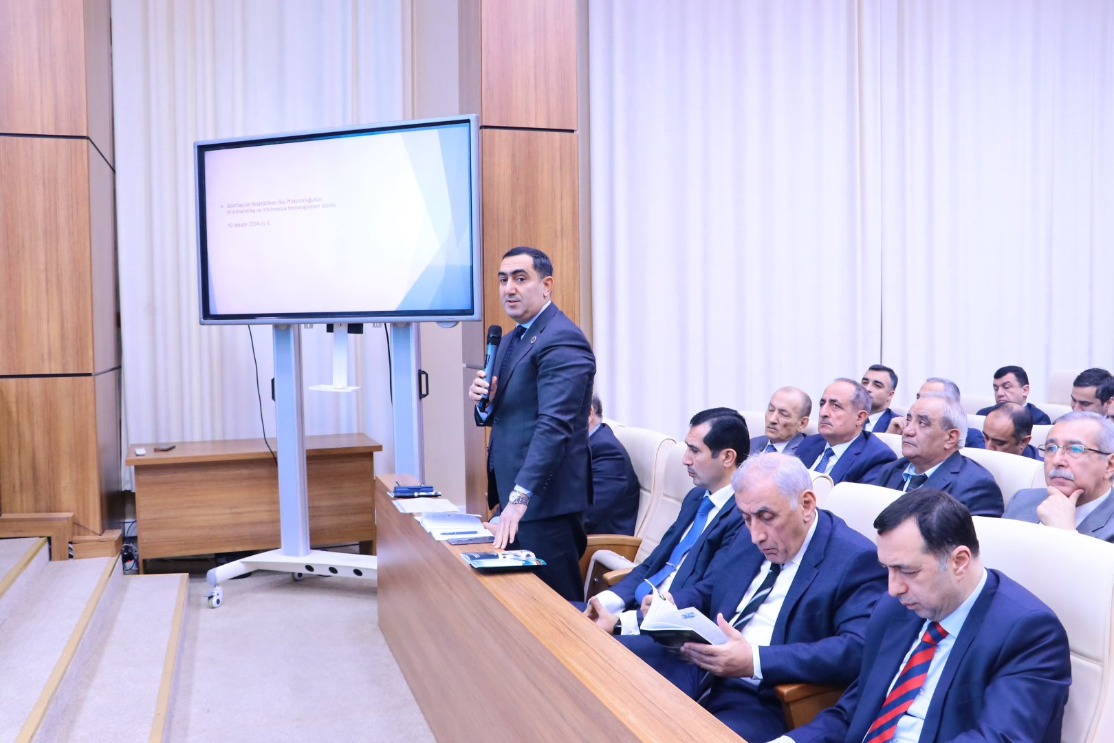 Baş prokuror yanında Elmi-Məsləhət Şurasının iclasında hüquq ictimaiyyəti üçün aktual olan məsələlər müzakirə edilib (FOTO)