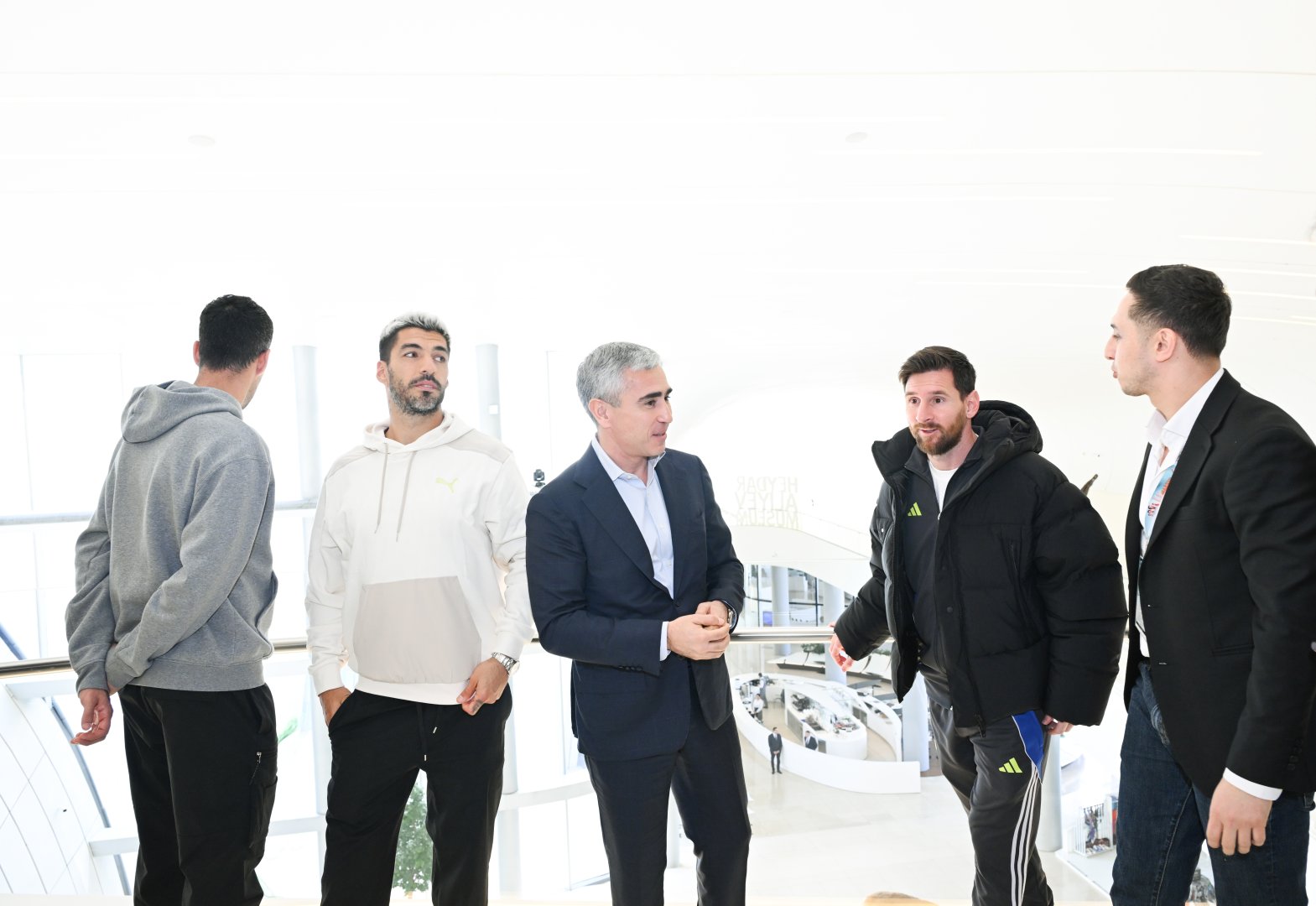 Messi və komanda yoldaşları Heydər Əliyev Mərkəzində! (FOTO)