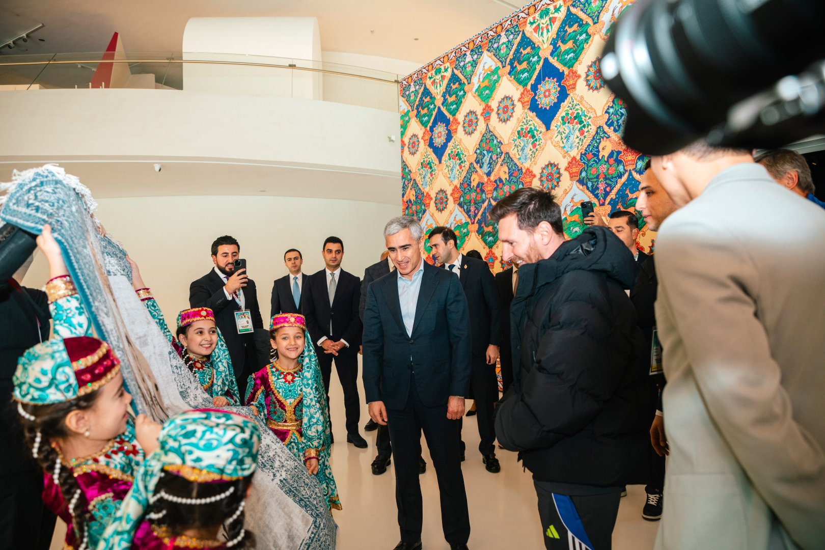 Messi və komanda yoldaşları Heydər Əliyev Mərkəzində! (FOTO)