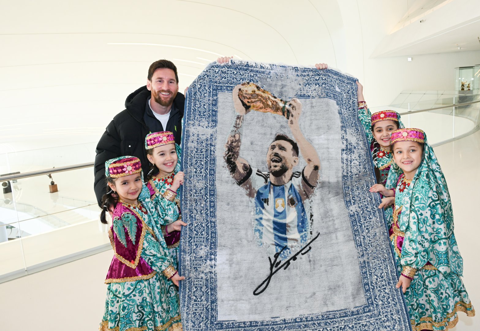 Messi və komanda yoldaşları Heydər Əliyev Mərkəzində! (FOTO)