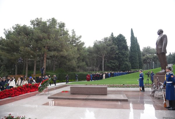 Azərbaycan xalqı Ulu Öndər Heydər Əliyevin xatirəsini yad edib (FOTO) (ƏLAVƏ OLUNUB)