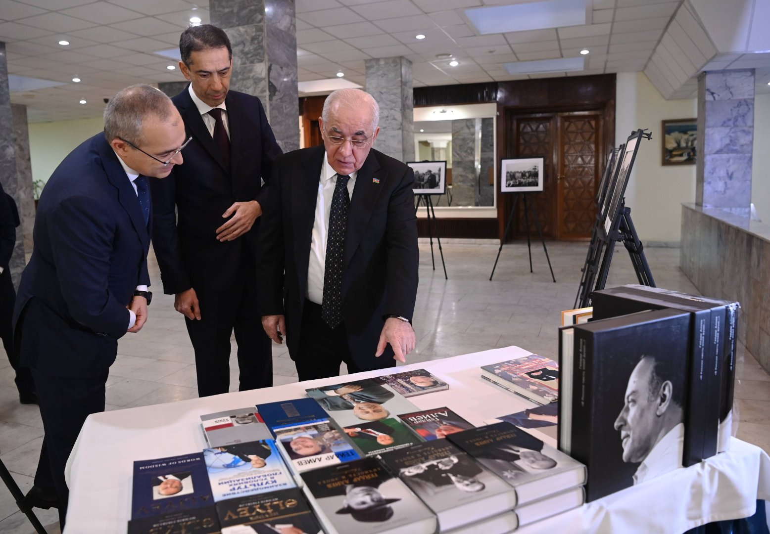 Əli Əsədov Moskvada Ümummilli Lider Heydər Əliyevin xatirəsini yad edib (FOTO)