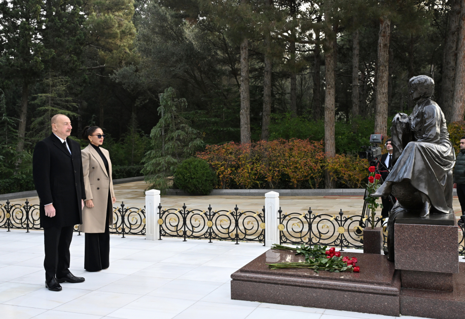Prezident İlham Əliyev və Birinci xanım Mehriban Əliyeva Ümummilli Lider Heydər Əliyevin məzarını ziyarət ediblər (FOTO/VİDEO) (YENİLƏNİB)