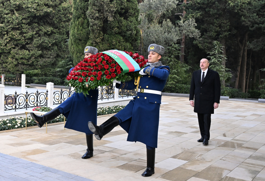 Prezident İlham Əliyev və Birinci xanım Mehriban Əliyeva Ümummilli Lider Heydər Əliyevin məzarını ziyarət ediblər (FOTO/VİDEO) (YENİLƏNİB)
