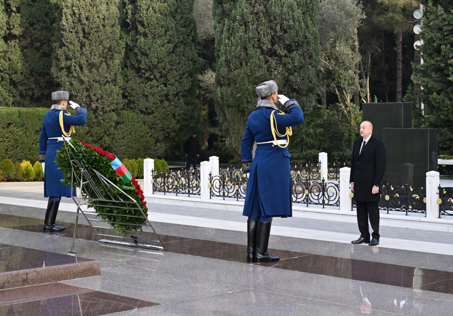 Prezident İlham Əliyev və Birinci xanım Mehriban Əliyeva Ümummilli Lider Heydər Əliyevin məzarını ziyarət ediblər (FOTO/VİDEO) (YENİLƏNİB)