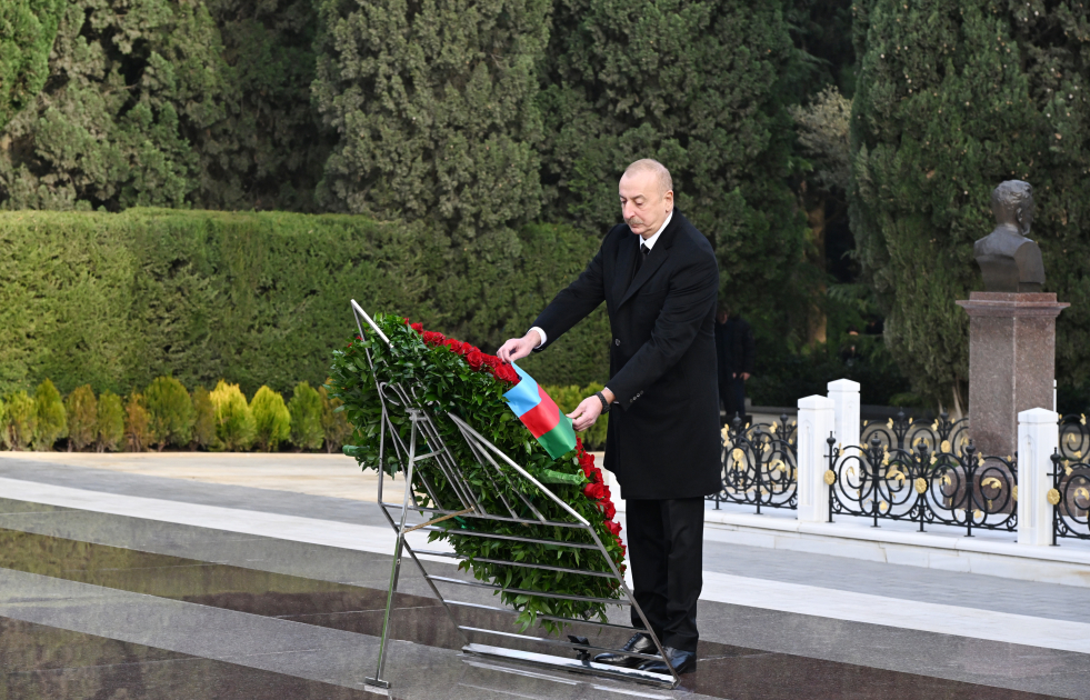 Prezident İlham Əliyev və Birinci xanım Mehriban Əliyeva Ümummilli Lider Heydər Əliyevin məzarını ziyarət ediblər (FOTO/VİDEO) (YENİLƏNİB)
