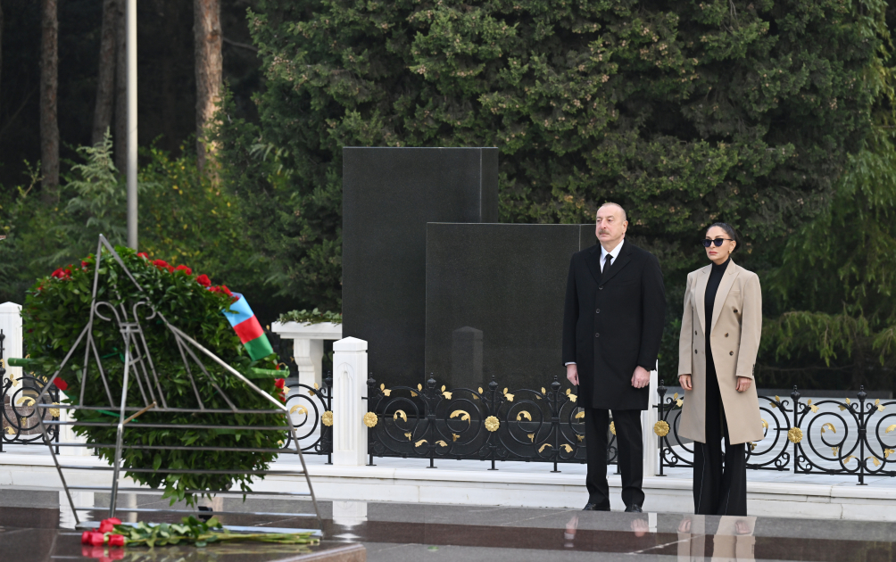 Prezident İlham Əliyev və Birinci xanım Mehriban Əliyeva Ümummilli Lider Heydər Əliyevin məzarını ziyarət ediblər (FOTO/VİDEO) (YENİLƏNİB)