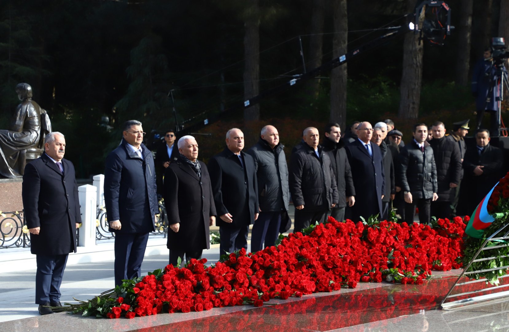 “AzərEnerji” və “Azərişıq” kollektivləri Ulu Öndərin məzarını ziyarət edib (FOTO)