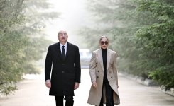 Prezident İlham Əliyev və Birinci xanım Mehriban Əliyeva Ümummilli Lider Heydər Əliyevin məzarını ziyarət ediblər (FOTO/VİDEO) (YENİLƏNİB)