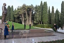 Prezident İlham Əliyev və Birinci xanım Mehriban Əliyeva Ümummilli Lider Heydər Əliyevin məzarını ziyarət ediblər (FOTO/VİDEO) (YENİLƏNİB)