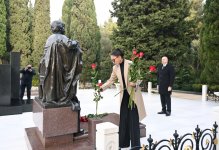 Prezident İlham Əliyev və Birinci xanım Mehriban Əliyeva Ümummilli Lider Heydər Əliyevin məzarını ziyarət ediblər (FOTO/VİDEO) (YENİLƏNİB)