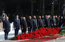 “AzərEnerji” və “Azərişıq” kollektivləri Ulu Öndərin məzarını ziyarət edib (FOTO)
