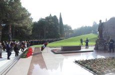 “AzərEnerji” və “Azərişıq” kollektivləri Ulu Öndərin məzarını ziyarət edib (FOTO)