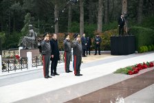 Müdafiə Nazirliyinin rəhbər heyəti Fəxri xiyabanı ziyarət edib (FOTO/VİDEO)