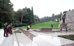 Müdafiə Nazirliyinin rəhbər heyəti Fəxri xiyabanı ziyarət edib (FOTO/VİDEO)