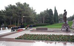 Müdafiə Nazirliyinin rəhbər heyəti Fəxri xiyabanı ziyarət edib (FOTO/VİDEO)