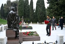 Müdafiə Nazirliyinin rəhbər heyəti Fəxri xiyabanı ziyarət edib (FOTO/VİDEO)