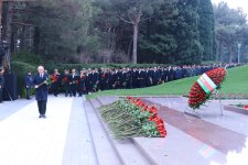 Prokurorluq əməkdaşları anım günü ilə bağlı Fəxri Xiyabanı ziyarət edib (FOTO)