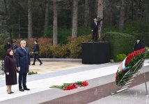 Dövlət və hökumət rəsmiləri Fəxri xiyabanda Ulu Öndər Heydər Əliyevin xatirəsini yad ediblər (FOTO)