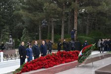 Dövlət və hökumət rəsmiləri Fəxri xiyabanda Ulu Öndər Heydər Əliyevin xatirəsini yad ediblər (FOTO)