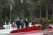 Dövlət və hökumət rəsmiləri Fəxri xiyabanda Ulu Öndər Heydər Əliyevin xatirəsini yad ediblər (FOTO)