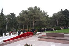 Dövlət və hökumət rəsmiləri Fəxri xiyabanda Ulu Öndər Heydər Əliyevin xatirəsini yad ediblər (FOTO)