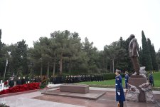 Dövlət və hökumət rəsmiləri Fəxri xiyabanda Ulu Öndər Heydər Əliyevin xatirəsini yad ediblər (FOTO)