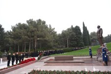 Dövlət və hökumət rəsmiləri Fəxri xiyabanda Ulu Öndər Heydər Əliyevin xatirəsini yad ediblər (FOTO)