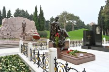 Dövlət və hökumət rəsmiləri Fəxri xiyabanda Ulu Öndər Heydər Əliyevin xatirəsini yad ediblər (FOTO)