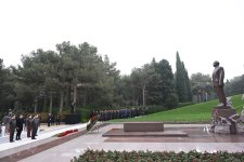 Dövlət və hökumət rəsmiləri Fəxri xiyabanda Ulu Öndər Heydər Əliyevin xatirəsini yad ediblər (FOTO)