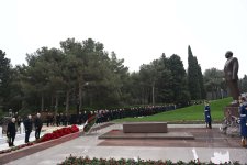 Dövlət və hökumət rəsmiləri Fəxri xiyabanda Ulu Öndər Heydər Əliyevin xatirəsini yad ediblər (FOTO)