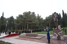 Dövlət və hökumət rəsmiləri Fəxri xiyabanda Ulu Öndər Heydər Əliyevin xatirəsini yad ediblər (FOTO)