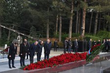 Dövlət və hökumət rəsmiləri Fəxri xiyabanda Ulu Öndər Heydər Əliyevin xatirəsini yad ediblər (FOTO)