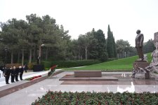 Dövlət və hökumət rəsmiləri Fəxri xiyabanda Ulu Öndər Heydər Əliyevin xatirəsini yad ediblər (FOTO)