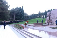 Dövlət və hökumət rəsmiləri Fəxri xiyabanda Ulu Öndər Heydər Əliyevin xatirəsini yad ediblər (FOTO)