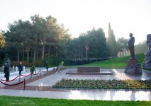 Dövlət və hökumət rəsmiləri Fəxri xiyabanda Ulu Öndər Heydər Əliyevin xatirəsini yad ediblər (FOTO)
