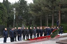Dövlət və hökumət rəsmiləri Fəxri xiyabanda Ulu Öndər Heydər Əliyevin xatirəsini yad ediblər (FOTO)
