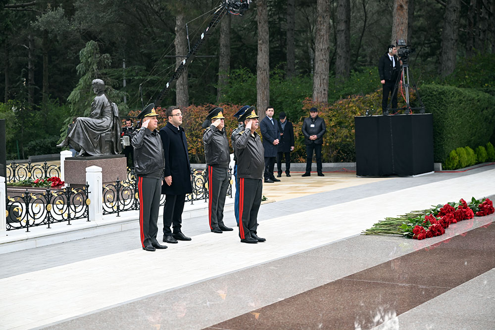 Müdafiə Nazirliyinin rəhbər heyəti Fəxri xiyabanı ziyarət edib (FOTO/VİDEO)