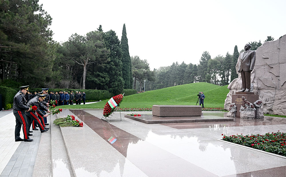 Müdafiə Nazirliyinin rəhbər heyəti Fəxri xiyabanı ziyarət edib (FOTO/VİDEO)