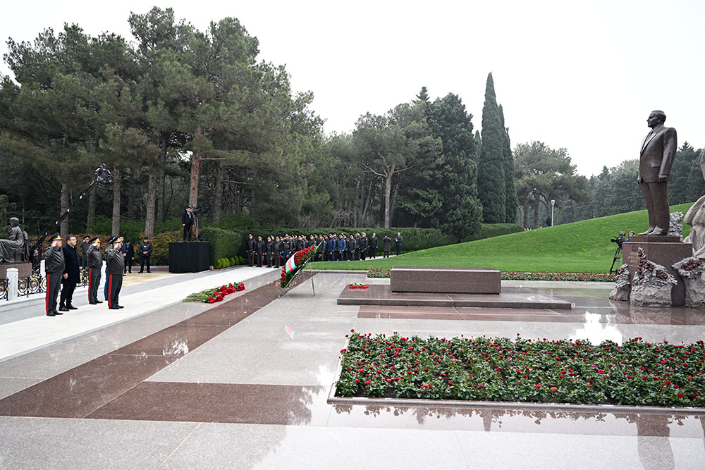 Müdafiə Nazirliyinin rəhbər heyəti Fəxri xiyabanı ziyarət edib (FOTO/VİDEO)