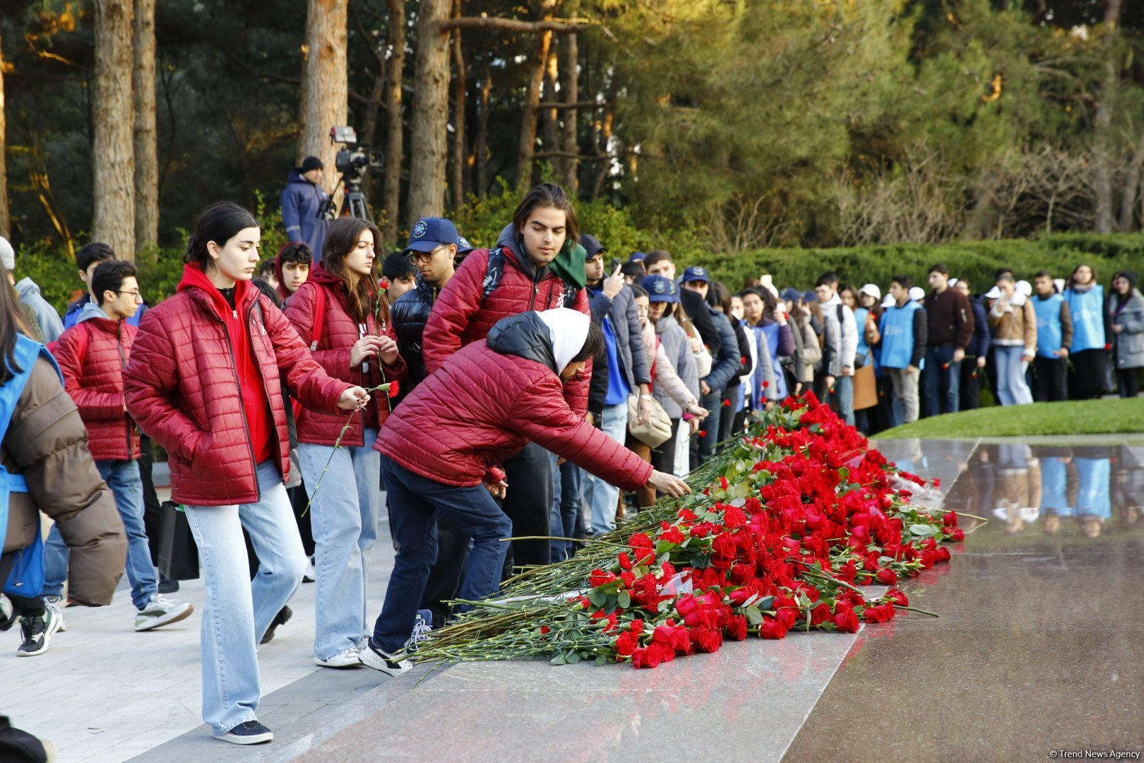 Azərbaycan Könüllüləri Ulu Öndər Heydər Əliyevin məzarını ziyarət ediblər (FOTO)