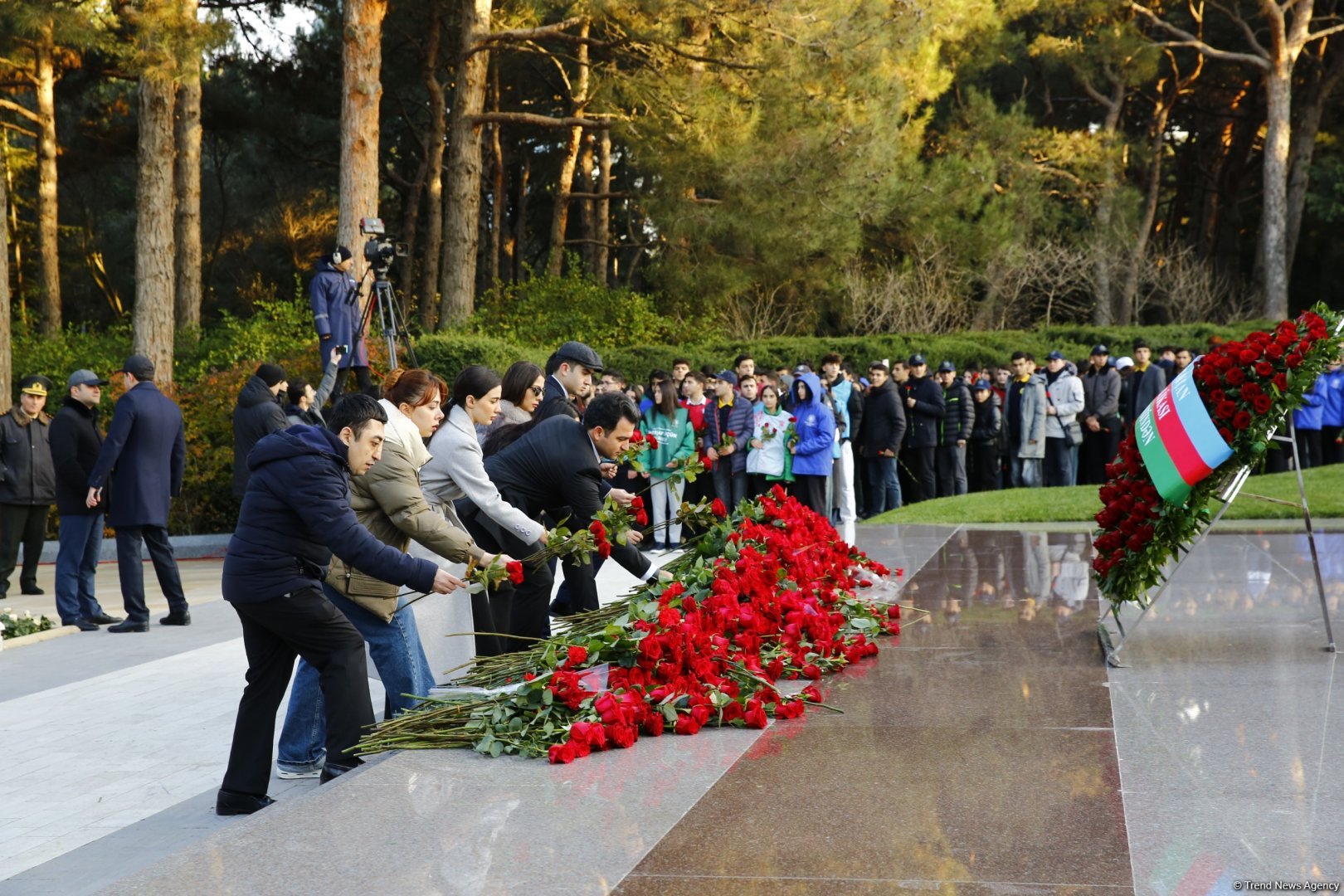 Azərbaycan Könüllüləri Ulu Öndər Heydər Əliyevin məzarını ziyarət ediblər (FOTO)