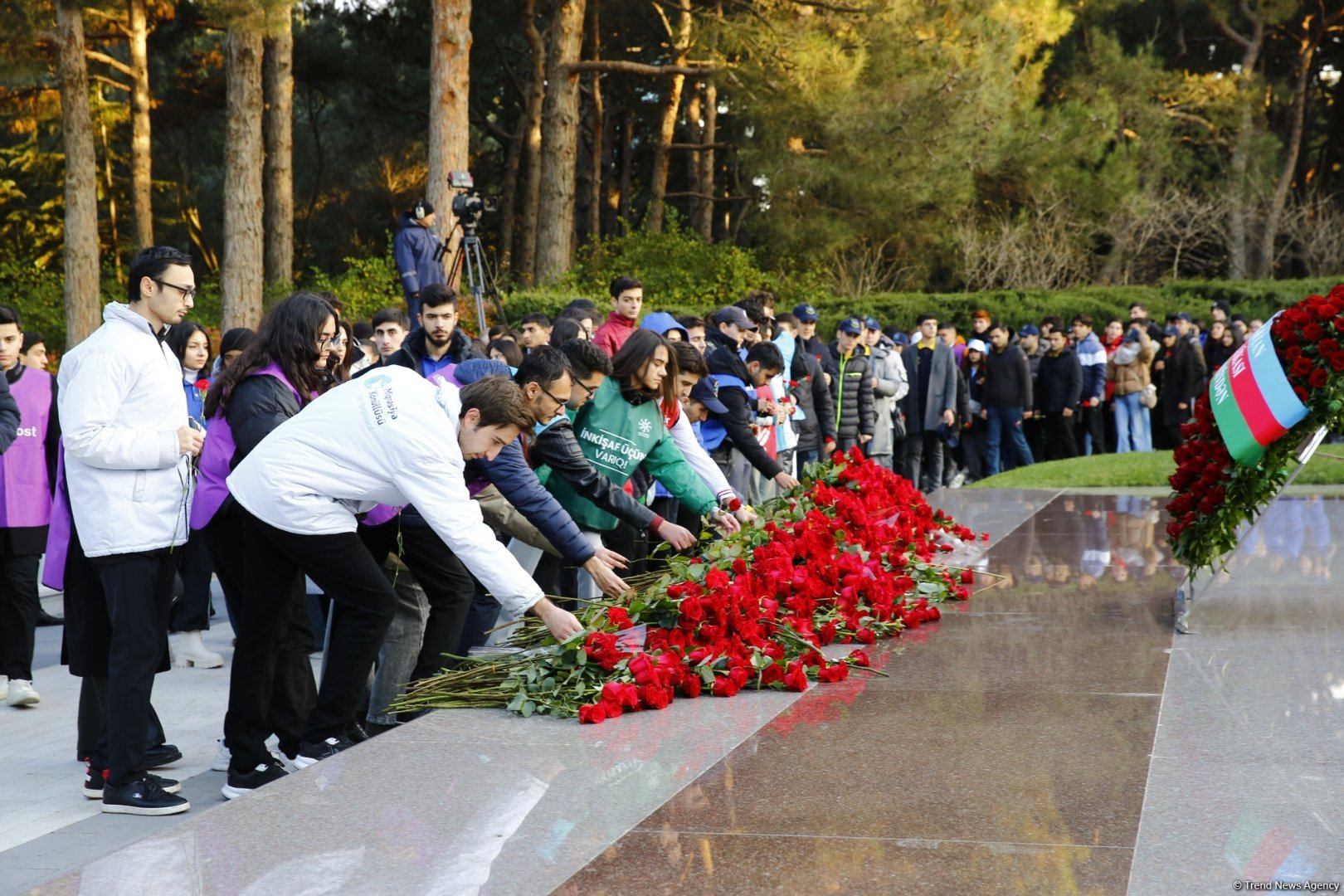 Azərbaycan Könüllüləri Ulu Öndər Heydər Əliyevin məzarını ziyarət ediblər (FOTO)