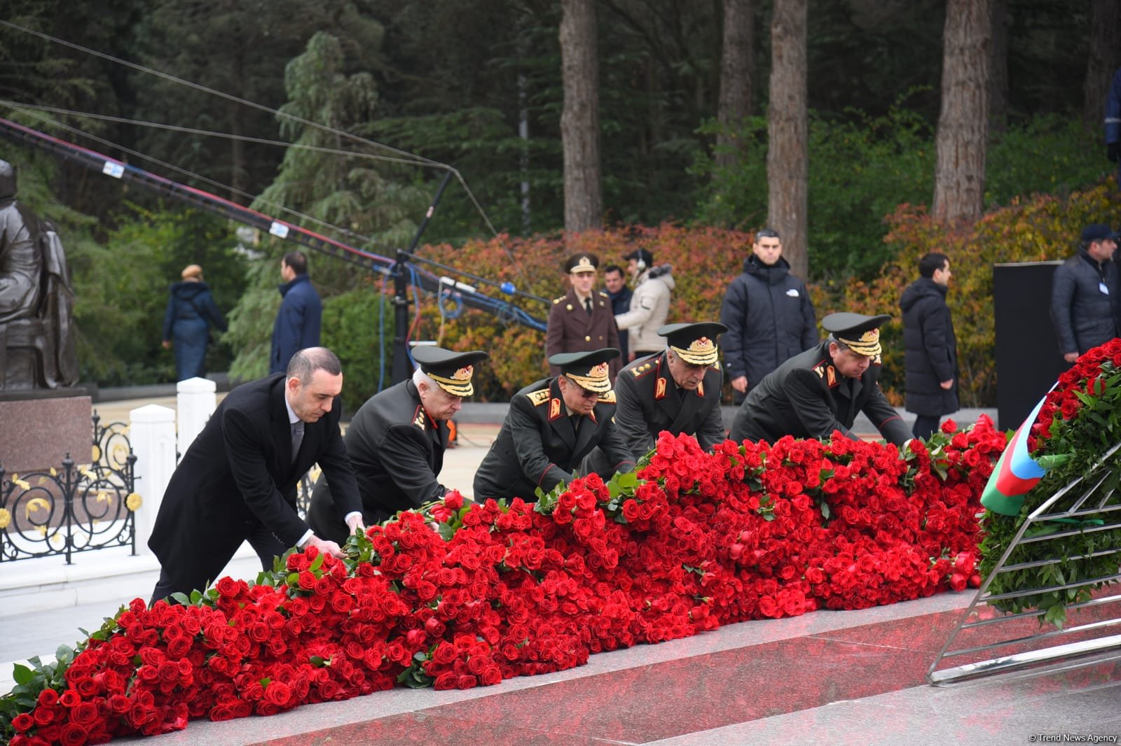 Azərbaycan xalqı Ulu Öndər Heydər Əliyevin xatirəsini yad edib (FOTO) (ƏLAVƏ OLUNUB)